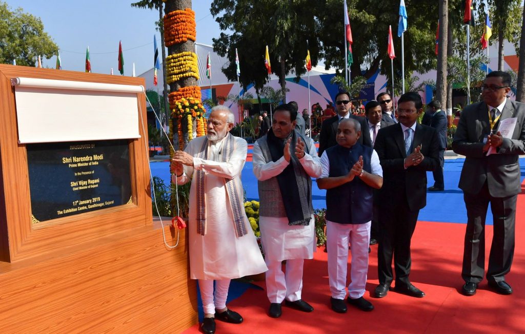माननीय प्रधानमंत्री श्री नरेन्द्रभाई मोदीजी ने गांधीनगर में आयोजित "ग्लोबल ट्रेड शो" का उद्घाटन किया और ISRO, DRDO और खादी के स्टोर की मुलाकात की