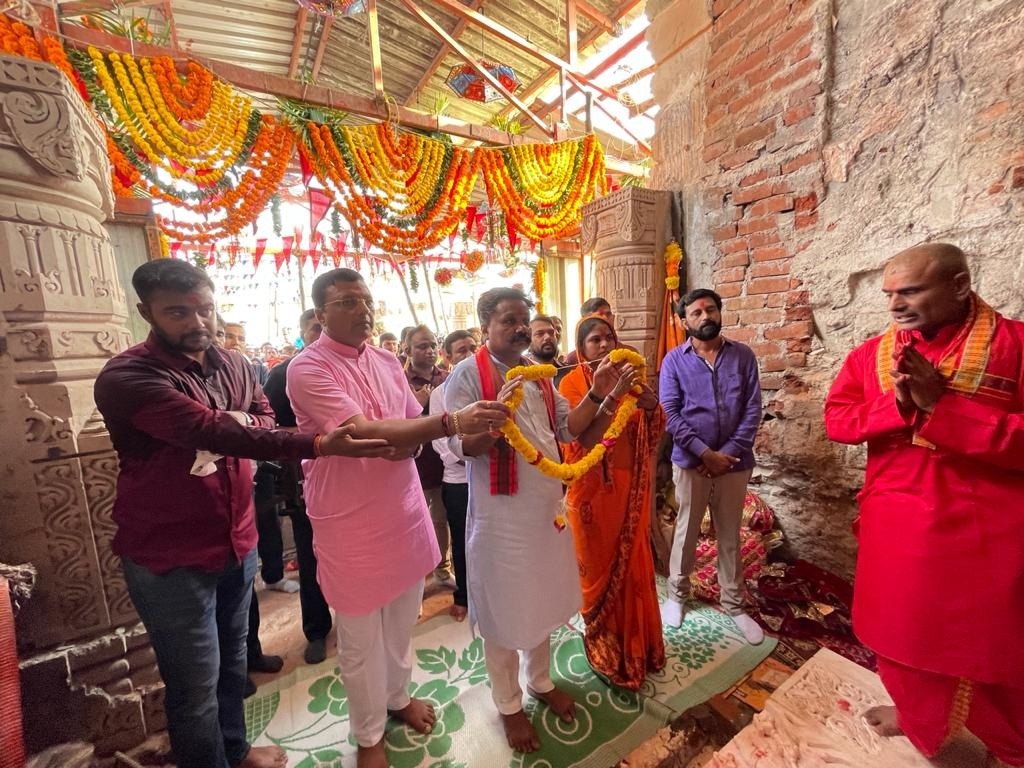 કેબિનેટ મંત્રી શ્રી અર્જુનસિંહ ચૌહાણે જનઆશીર્વાદ યાત્રા હેઠળ પંચમહાલના પાવાગઢ ખાતે મહાકાળીના દર્શન કરી આશીર્વાદ પ્રાપ્ત કર્યા. #JanAshirwadYatra
