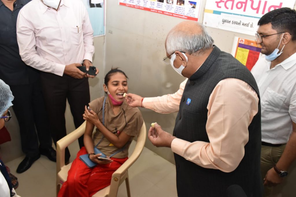આપણા યશસ્વી પ્રધાનમંત્રી શ્રી નરેન્દ્ર મોદીજીના નેતૃત્વમાં ભારતે રસીકરણમાં 100 કરોડનો લક્ષ્યાંક પાર કરતાં આજરોજ મુખ્યમંત્રી શ્રી ભૂપેન્દ્રભાઈ પટેલ ગાંધીનગરના સેક્ટર 2 ખાતે અર્બન હેલ્થ સેન્ટર પહોંચ્યા હતા. આ પ્રસંગે મુખ્યમંત્રીશ્રીએ સ્વાસ્થ્ય સેવા આપતાં સૌ કર્મયોગીઓનું મોં મીઠું કરાવી સફળતાની શુભેચ્છાઓ આપી હતી. #VaccineCentury