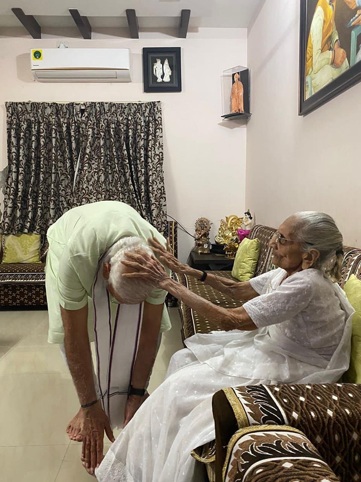 માનનીય પ્રધાનમંત્રી શ્રી Narendra Modi જીએ માતા હીરાબાના આશીર્વાદ લીધા અને તેમની સાથે ભોજન કર્યું.