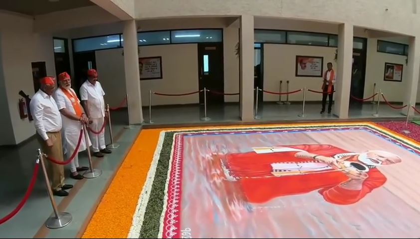 માનનીય પ્રધાનમંત્રી શ્રી નરેન્દ્ર મોદીજીએ પ્રદેશ કાર્યાલય શ્રી કમલમ્ ખાતે તેમની પ્રતિકૃતિ સ્વરૂપે તૈયાર કરેલી રંગોળી નિહાળી.