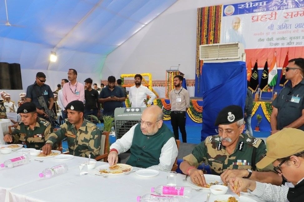 નડાબેટ બોર્ડર આઉટ પોસ્ટ પર BSFના જવાનો સાથે ભોજન અને સંવાદ કરતા કેન્દ્રીય ગૃહ અને સહકાર મંત્રી શ્રી અમિતભાઈ શાહ