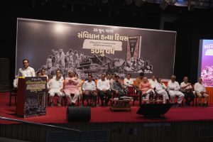 લોકતંત્રનો સૌથી ભયાનક કાળ - કટોકટી કોંગ્રેસ સરકારે સત્તાના મોહમાં આવીને 25 જૂન, 1975ના રોજ દેશમાં કટોકટી લગાવી હતી. આજે 50 વર્ષ બાદ પણ આ કટોકટીની નિર્દયતા ભૂલાતી નથી.  આજે કર્ણાવતી મહાનગર ખાતે કેન્દ્રીય મંત્રી શ્રી Mansukh Mandaviya ની વિશેષ ઉપસ્થિતિમાં #SamvidhanHatyaDiwas પર વિશેષ કાર્યક્રમ યોજાયો. આ કાર્યક્રમમાં મનસુખભાઈએ કટોકટીના પ્રભાવો પર સંબોધન કર્યું. આ કાર્યક્રમમાં સાંસદ શ્રી દિનેશભાઈ મકવાણા, શ્રી હસમુખભાઈ પટેલ, રાજ્યસભાના સાંસદ શ્રી નરહરિભાઈ અમીન, મહાનગરના અધ્યક્ષ શ્રી પ્રેરકભાઈ શાહ સહિત હોદ્દેદારો, ધારાસભ્યશ્રીઓ અને મોટી સંખ્યામાં કાર્યકર્તાઓ અને નગરજનો ઉપસ્થિત રહ્યાં.