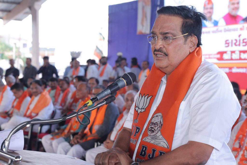 કડી છે મક્કમ,  ભાજપ સાથે અડીખમ  કડી વિધાનસભા પેટા ચૂંટણીના ઉમેદવાર શ્રી રાજેન્દ્રકુમાર ચાવડાના જનસમર્થનમાં આયોજિત કાર્યકર્તા સંમેલનમાં કેન્દ્રીય જળશક્તિ મંત્રી અને પ્રદેશ અધ્યક્ષ શ્રી C R Paatil એ કડીમાં ફરી કમળ ખીલવવા આહ્વાન કર્યું. આ અવસરે મોટી સંખ્યામાં ઉપસ્થિત કાર્યકર્તાઓ અને નગરજનોએ કડીમાં રેકોર્ડ મતોથી ભારતીય જનતા પાર્ટીને વિજય અપાવવા સંકલ્પ લીધો.