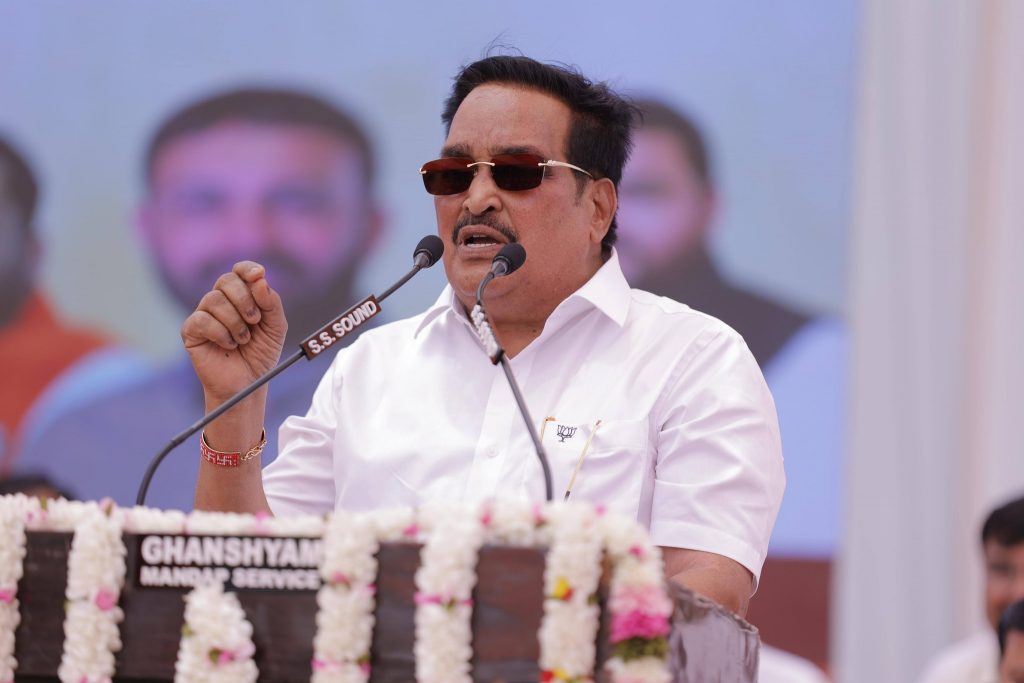 ભાજપની જીત, વિસાવદરનું હિત વિસાવદર વિધાનસભાની પેટા ચૂંટણીના ઉમેદવાર શ્રી કિરીટભાઈ પટેલના જનસમર્થનમાં આજે ભેસાણ ખાતે કેન્દ્રીય જળશક્તિ મંત્રી અને પ્રદેશ અધ્યક્ષ શ્રી C R Paatil ની અધ્યક્ષતામાં અને કાર્યકર્તાઓની વિશાળ સંખ્યામાં કાર્યકર્તા સંમેલન યોજાયું.
