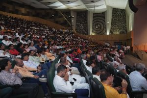 લોકતંત્રનો સૌથી ભયાનક કાળ - કટોકટી કોંગ્રેસ સરકારે સત્તાના મોહમાં આવીને 25 જૂન, 1975ના રોજ દેશમાં કટોકટી લગાવી હતી. આજે 50 વર્ષ બાદ પણ આ કટોકટીની નિર્દયતા ભૂલાતી નથી.  આજે કર્ણાવતી મહાનગર ખાતે કેન્દ્રીય મંત્રી શ્રી Mansukh Mandaviya ની વિશેષ ઉપસ્થિતિમાં #SamvidhanHatyaDiwas પર વિશેષ કાર્યક્રમ યોજાયો. આ કાર્યક્રમમાં મનસુખભાઈએ કટોકટીના પ્રભાવો પર સંબોધન કર્યું. આ કાર્યક્રમમાં સાંસદ શ્રી દિનેશભાઈ મકવાણા, શ્રી હસમુખભાઈ પટેલ, રાજ્યસભાના સાંસદ શ્રી નરહરિભાઈ અમીન, મહાનગરના અધ્યક્ષ શ્રી પ્રેરકભાઈ શાહ સહિત હોદ્દેદારો, ધારાસભ્યશ્રીઓ અને મોટી સંખ્યામાં કાર્યકર્તાઓ અને નગરજનો ઉપસ્થિત રહ્યાં.