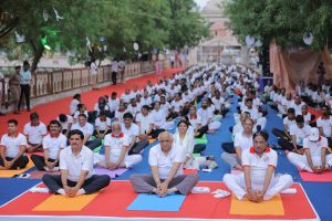 योगेन चित्तस्य पदेन वाचां मलं शरीरस्य च वैदिकेन। योपाकरोत्तं प्रवरं मुनीनां पतञ्जलिं प्राञ्जलिरानतोस्मि॥ 11મા આંતરરાષ્ટ્રીય યોગ દિવસ નિમિત્તે પ્રાચીન ભૂમિ વડનગર ખાતે માનનીય મુખ્યમંત્રી શ્રી Bhupendra Patel જીએ સામૂહિક યોગાભ્યાસ કર્યો. આ યોગાભ્યાસ દરમ્યાન ભુજંગાસનમાં ગિનિસ વર્લ્ડ રેકોર્ડ સ્થપાયો અને માનનીય મુખ્યમંત્રીશ્રીએ ગિનિસ વર્લ્ડ રેકોર્ડનું સર્ટિફિકેટ સ્વીકાર કર્યું. #InternationalYogaDay #IYD2025