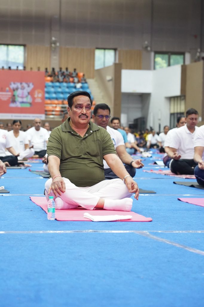 11મા આંતરરાષ્ટ્રીય યોગ દિવસ નિમિત્તે આજે કેન્દ્રીય જળશક્તિ મંત્રી અને પ્રદેશ અધ્યક્ષ શ્રી C R Paatil જીએ વડોદરા ખાતે સામૂહિક યોગાભ્યાસ કર્યો.  આવો, આપણે સૌ યોગને આપણા જીવનનો ભાગ બનાવી એક સ્વસ્થ રાષ્ટ્રનું નિર્માણ કરીએ.  #InternationalYogaDay #IYD2025
