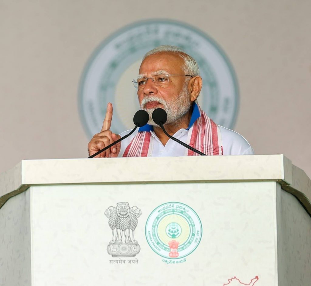 योगस्थः कुरु कर्माणि सङ्गं त्यक्त्वा धनञ्जय। सिद्ध्यसिद्ध्योः समो भूत्वा समत्वं योग उच्यते॥ માનનીય પ્રધાનમંત્રી શ્રી Narendra Modi જીએ આજે 11મા આંતરરાષ્ટ્રીય યોગ દિવસ નિમિત્તે વિશાખાપટ્ટનમ ખાતે સામૂહિક યોગાભ્યાસ કર્યો તથા વિશ્વ શાંતિ માટે યોગને એક જનઆંદોલન બનાવવા આહ્વાન કર્યું. #InternationalYogaDay #IYD2025