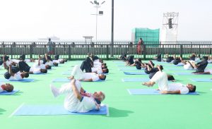 योगस्थः कुरु कर्माणि सङ्गं त्यक्त्वा धनञ्जय। सिद्ध्यसिद्ध्योः समो भूत्वा समत्वं योग उच्यते॥ માનનીય પ્રધાનમંત્રી શ્રી Narendra Modi જીએ આજે 11મા આંતરરાષ્ટ્રીય યોગ દિવસ નિમિત્તે વિશાખાપટ્ટનમ ખાતે સામૂહિક યોગાભ્યાસ કર્યો તથા વિશ્વ શાંતિ માટે યોગને એક જનઆંદોલન બનાવવા આહ્વાન કર્યું. #InternationalYogaDay #IYD2025