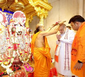 અષાઢી બીજ અને રથયાત્રાના પાવન પ્રસંગે અમદાવાદના શ્રી જગન્નાથ મંદિરમાં મંગળા આરતીમાં માનનીય કેન્દ્રીય ગૃહ અને સહકાર મંત્રી શ્રી Amit Shah સહ પરિવાર ઉપસ્થિત રહ્યા. જય જગન્નાથ 🙏