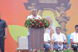 योगेन चित्तस्य पदेन वाचां मलं शरीरस्य च वैदिकेन। योपाकरोत्तं प्रवरं मुनीनां पतञ्जलिं प्राञ्जलिरानतोस्मि॥ 11મા આંતરરાષ્ટ્રીય યોગ દિવસ નિમિત્તે પ્રાચીન ભૂમિ વડનગર ખાતે માનનીય મુખ્યમંત્રી શ્રી Bhupendra Patel જીએ સામૂહિક યોગાભ્યાસ કર્યો. આ યોગાભ્યાસ દરમ્યાન ભુજંગાસનમાં ગિનિસ વર્લ્ડ રેકોર્ડ સ્થપાયો અને માનનીય મુખ્યમંત્રીશ્રીએ ગિનિસ વર્લ્ડ રેકોર્ડનું સર્ટિફિકેટ સ્વીકાર કર્યું. #InternationalYogaDay #IYD2025