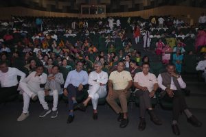 લોકતંત્રનો સૌથી ભયાનક કાળ - કટોકટી કોંગ્રેસ સરકારે સત્તાના મોહમાં આવીને 25 જૂન, 1975ના રોજ દેશમાં કટોકટી લગાવી હતી. આજે 50 વર્ષ બાદ પણ આ કટોકટીની નિર્દયતા ભૂલાતી નથી. આજે કર્ણાવતી મહાનગર ખાતે કેન્દ્રીય મંત્રી શ્રી Mansukh Mandaviya ની વિશેષ ઉપસ્થિતિમાં #SamvidhanHatyaDiwas પર વિશેષ કાર્યક્રમ યોજાયો. આ કાર્યક્રમમાં મનસુખભાઈએ કટોકટીના પ્રભાવો પર સંબોધન કર્યું. આ કાર્યક્રમમાં સાંસદ શ્રી દિનેશભાઈ મકવાણા, શ્રી હસમુખભાઈ પટેલ, રાજ્યસભાના સાંસદ શ્રી નરહરિભાઈ અમીન, મહાનગરના અધ્યક્ષ શ્રી પ્રેરકભાઈ શાહ સહિત હોદ્દેદારો, ધારાસભ્યશ્રીઓ અને મોટી સંખ્યામાં કાર્યકર્તાઓ અને નગરજનો ઉપસ્થિત રહ્યાં.