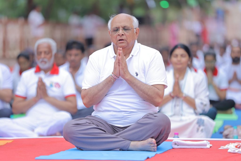 योगेन चित्तस्य पदेन वाचां मलं शरीरस्य च वैदिकेन। योपाकरोत्तं प्रवरं मुनीनां पतञ्जलिं प्राञ्जलिरानतोस्मि॥ 11મા આંતરરાષ્ટ્રીય યોગ દિવસ નિમિત્તે પ્રાચીન ભૂમિ વડનગર ખાતે માનનીય મુખ્યમંત્રી શ્રી Bhupendra Patel જીએ સામૂહિક યોગાભ્યાસ કર્યો. આ યોગાભ્યાસ દરમ્યાન ભુજંગાસનમાં ગિનિસ વર્લ્ડ રેકોર્ડ સ્થપાયો અને માનનીય મુખ્યમંત્રીશ્રીએ ગિનિસ વર્લ્ડ રેકોર્ડનું સર્ટિફિકેટ સ્વીકાર કર્યું. #InternationalYogaDay #IYD2025