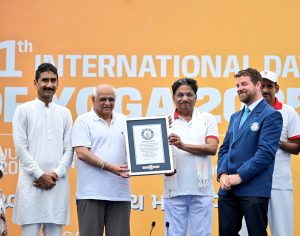 योगेन चित्तस्य पदेन वाचां मलं शरीरस्य च वैदिकेन। योपाकरोत्तं प्रवरं मुनीनां पतञ्जलिं प्राञ्जलिरानतोस्मि॥ 11મા આંતરરાષ્ટ્રીય યોગ દિવસ નિમિત્તે પ્રાચીન ભૂમિ વડનગર ખાતે માનનીય મુખ્યમંત્રી શ્રી Bhupendra Patel જીએ સામૂહિક યોગાભ્યાસ કર્યો. આ યોગાભ્યાસ દરમ્યાન ભુજંગાસનમાં ગિનિસ વર્લ્ડ રેકોર્ડ સ્થપાયો અને માનનીય મુખ્યમંત્રીશ્રીએ ગિનિસ વર્લ્ડ રેકોર્ડનું સર્ટિફિકેટ સ્વીકાર કર્યું. #InternationalYogaDay #IYD2025