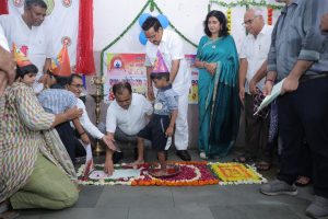 શિક્ષિત ગુજરાતથી બનશે વિકસિત ગુજરાત... માનનીય કેન્દ્રીય જળશક્તિ મંત્રી અને પ્રદેશ અધ્યક્ષ શ્રી C R Paatil એ આજે સુરત ખાતે કન્યા કેળવણી મહોત્સવ અને શાળા પ્રવેશોત્સવ કાર્યક્રમમાં ઉપસ્થિત રહી બાળકોનું નામાંકન અને શાળા પ્રવેશ કરાવ્યો.  આપણા નરેન્દ્રભાઈએ શરૂ કરાવેલું આ અભિયાન આજે જનઆંદોલન બન્યું છે અને બાળકો ઉત્સાહપૂર્વક શાળામાં પ્રવેશ મેળવી રહ્યાં છે.