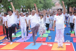 योगेन चित्तस्य पदेन वाचां मलं शरीरस्य च वैदिकेन। योपाकरोत्तं प्रवरं मुनीनां पतञ्जलिं प्राञ्जलिरानतोस्मि॥ 11મા આંતરરાષ્ટ્રીય યોગ દિવસ નિમિત્તે પ્રાચીન ભૂમિ વડનગર ખાતે માનનીય મુખ્યમંત્રી શ્રી Bhupendra Patel જીએ સામૂહિક યોગાભ્યાસ કર્યો. આ યોગાભ્યાસ દરમ્યાન ભુજંગાસનમાં ગિનિસ વર્લ્ડ રેકોર્ડ સ્થપાયો અને માનનીય મુખ્યમંત્રીશ્રીએ ગિનિસ વર્લ્ડ રેકોર્ડનું સર્ટિફિકેટ સ્વીકાર કર્યું. #InternationalYogaDay #IYD2025