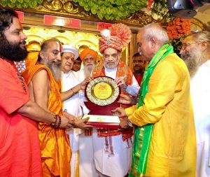 અષાઢી બીજ અને રથયાત્રાના પાવન પ્રસંગે અમદાવાદના શ્રી જગન્નાથ મંદિરમાં મંગળા આરતીમાં માનનીય કેન્દ્રીય ગૃહ અને સહકાર મંત્રી શ્રી Amit Shah સહ પરિવાર ઉપસ્થિત રહ્યા. જય જગન્નાથ 🙏
