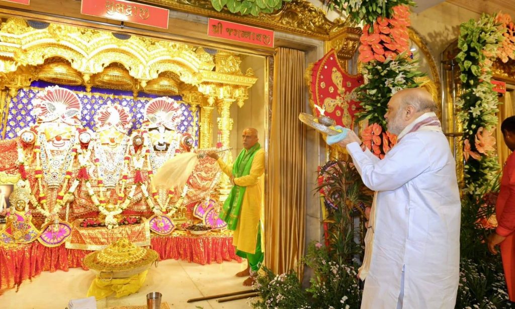 અષાઢી બીજ અને રથયાત્રાના પાવન પ્રસંગે અમદાવાદના શ્રી જગન્નાથ મંદિરમાં મંગળા આરતીમાં માનનીય કેન્દ્રીય ગૃહ અને સહકાર મંત્રી શ્રી Amit Shah સહ પરિવાર ઉપસ્થિત રહ્યા. જય જગન્નાથ 🙏