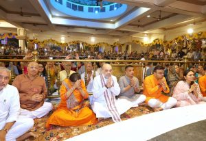 અષાઢી બીજ અને રથયાત્રાના પાવન પ્રસંગે અમદાવાદના શ્રી જગન્નાથ મંદિરમાં મંગળા આરતીમાં માનનીય કેન્દ્રીય ગૃહ અને સહકાર મંત્રી શ્રી Amit Shah સહ પરિવાર ઉપસ્થિત રહ્યા. જય જગન્નાથ 🙏