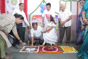 શિક્ષિત ગુજરાતથી બનશે વિકસિત ગુજરાત... માનનીય કેન્દ્રીય જળશક્તિ મંત્રી અને પ્રદેશ અધ્યક્ષ શ્રી C R Paatil એ આજે સુરત ખાતે કન્યા કેળવણી મહોત્સવ અને શાળા પ્રવેશોત્સવ કાર્યક્રમમાં ઉપસ્થિત રહી બાળકોનું નામાંકન અને શાળા પ્રવેશ કરાવ્યો.  આપણા નરેન્દ્રભાઈએ શરૂ કરાવેલું આ અભિયાન આજે જનઆંદોલન બન્યું છે અને બાળકો ઉત્સાહપૂર્વક શાળામાં પ્રવેશ મેળવી રહ્યાં છે.