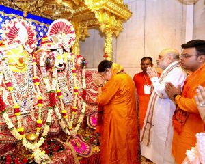 અષાઢી બીજ અને રથયાત્રાના પાવન પ્રસંગે અમદાવાદના શ્રી જગન્નાથ મંદિરમાં મંગળા આરતીમાં માનનીય કેન્દ્રીય ગૃહ અને સહકાર મંત્રી શ્રી Amit Shah સહ પરિવાર ઉપસ્થિત રહ્યા. જય જગન્નાથ 🙏