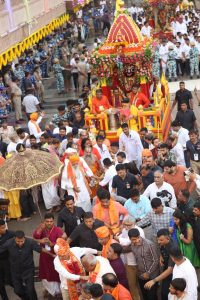 જય રણછોડ - માખણ ચોર  અમદાવાદ ખાતે અષાઢી બીજના પાવન પર્વે ભગવાન જગન્નાથજીની 148મી રથયાત્રાનું માનનીય મુખ્યમંત્રી શ્રી Bhupendra Patel એ પહિંદ વિધિ કરી પ્રસ્થાન કરાવ્યું તેમજ ભગવાનનું પૂજન-અર્ચન કર્યું.  આ પ્રસંગે પૂજ્ય સંતો-મહંતોની ઉપસ્થિતિમાં માનનીય મુખ્યમંત્રીશ્રીએ વિકસિત ગુજરાતથી વિકસિત ભારત માટે ભગવાન જગન્નાથજી સૌને ખૂબ શક્તિ આપે તેવી પ્રાર્થના કરી.