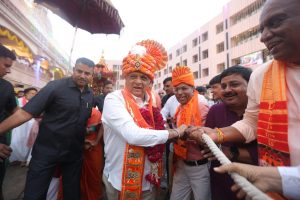 જય રણછોડ - માખણ ચોર  અમદાવાદ ખાતે અષાઢી બીજના પાવન પર્વે ભગવાન જગન્નાથજીની 148મી રથયાત્રાનું માનનીય મુખ્યમંત્રી શ્રી Bhupendra Patel એ પહિંદ વિધિ કરી પ્રસ્થાન કરાવ્યું તેમજ ભગવાનનું પૂજન-અર્ચન કર્યું.  આ પ્રસંગે પૂજ્ય સંતો-મહંતોની ઉપસ્થિતિમાં માનનીય મુખ્યમંત્રીશ્રીએ વિકસિત ગુજરાતથી વિકસિત ભારત માટે ભગવાન જગન્નાથજી સૌને ખૂબ શક્તિ આપે તેવી પ્રાર્થના કરી.