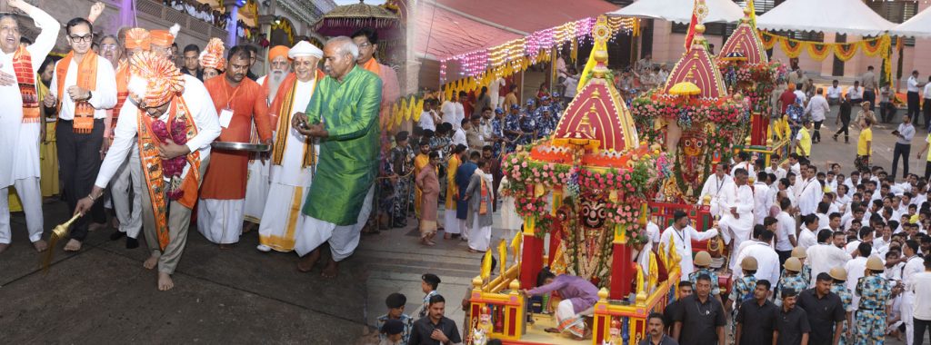 અમદાવાદમાં જગન્નાથજીની ૧૪૮મી રથયાત્રામાં પહિંદ વિધિ કરી રથને નગરચર્યા માટે પ્રસ્થાન કરાવતાં મુખ્યમંત્રી શ્રી ભૂપેન્દ્ર પટેલ