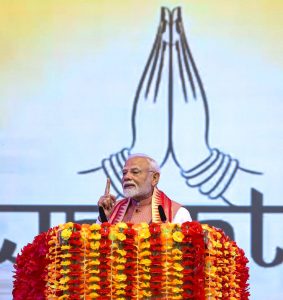"The Indian diaspora is our pride." ત્રિનિદાદ અને ટોબેગોના પોર્ટ ઑફ સ્પેન ખાતે પધારેલા માનનીય પ્રધાનમંત્રી શ્રી Narendra Modi જીએ ભારતીય સમુદાયના ભવ્ય કાર્યક્રમમાં ભાગ લઈ સૌનું અભિવાદન ઝીલ્યું.  આ પ્રસંગે ત્રિનિદાદ અને ટોબેગોના પ્રધાનમંત્રી શ્રીમતી કમલા પ્રસાદ-બિસ્સેસાર વિશેષ ઉપસ્થિત રહ્યાં.