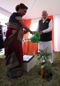ત્રિનિદાદ અને ટોબેગોના સંસદ પરિસરમાં લીમડાનું વૃક્ષ... 'એક પેડ મા કે નામ' અભિયાન અંતર્ગત આજે માનનીય પ્રધાનમંત્રી શ્રી Narendra Modi જીએ ત્રિનિદાદ અને ટોબેગોના સંસદ પરિસરમાં વૃક્ષારોપણ કર્યું.  #EkPedMaaKeNaam