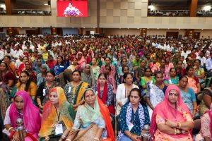 સશક્ત સરપંચ - સુશાસિત પંચાયત માનનીય મુખ્યમંત્રી શ્રી Bhupendra Patel ની અધ્યક્ષતામાં તથા કેન્દ્રીય જળશક્તિ મંત્રી અને પ્રદેશ અધ્યક્ષ શ્રી C R Paatil ની વિશેષ ઉપસ્થિતિમાં આજે ગાંધીનગરમાં મહાત્મા મંદિર ખાતે નવા ચૂંટાયેલ સરપંચશ્રીઓ અને સદસ્યશ્રીઓનો અભિવાદન સમારોહ યોજાયો.  આ પ્રસંગે પંચાયત વિભાગના વિવિધ વિકાસ કામો માટે ₹1200 કરોડથી વધુની ગ્રાન્ટની ફાળવણી ગ્રામ પંચાયતોને કરવામાં આવી તેમજ ‘સમરસ ગ્રામ યોજના’ હેઠળ 761 સમરસ ગ્રામ પંચાયતોને ₹35 કરોડથી વધુની પ્રોત્સાહક ગ્રાન્ટની ફાળવણી પણ કરવામાં આવી. #ViksitGramViksitGujarat
