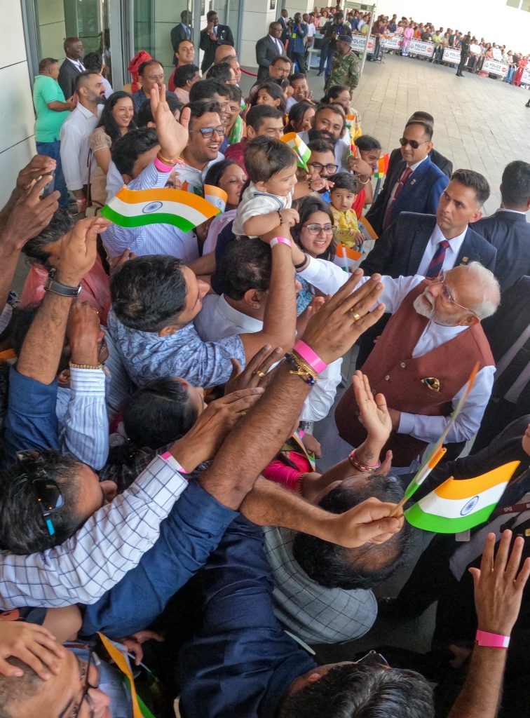 મોદી-મોદીના નારાથી ગૂંજ્યું અક્રા... આદરણીય પ્રધાનમંત્રી શ્રી Narendra Modi જીનું ઘાનાના અક્રા ખાતે ભારતીય સમુદાય દ્વારા ઉષ્માભર્યું સ્વાગત કરવામાં આવ્યું.
