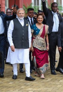 ત્રિનિદાદ અને ટોબેગોના સંસદ પરિસરમાં લીમડાનું વૃક્ષ... 'એક પેડ મા કે નામ' અભિયાન અંતર્ગત આજે માનનીય પ્રધાનમંત્રી શ્રી Narendra Modi જીએ ત્રિનિદાદ અને ટોબેગોના સંસદ પરિસરમાં વૃક્ષારોપણ કર્યું.  #EkPedMaaKeNaam