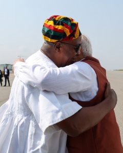 ઘાનાના અક્રા ખાતે માનનીય પ્રધાનમંત્રી શ્રી Narendra Modi જીનું ગાર્ડ ઓફ ઓનર સાથે ભવ્ય સ્વાગત કરવામાં આવ્યું.  માનનીય પ્રધાનમંત્રીશ્રી ઘાના ખાતે વિવિધ મુદ્દાઓ પર દ્વિપક્ષીય ચર્ચા કરશે તથા ઘાનાની સંસદને સંબોધિત કરશે.