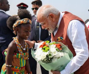 ઘાનાના અક્રા ખાતે માનનીય પ્રધાનમંત્રી શ્રી Narendra Modi જીનું ગાર્ડ ઓફ ઓનર સાથે ભવ્ય સ્વાગત કરવામાં આવ્યું.  માનનીય પ્રધાનમંત્રીશ્રી ઘાના ખાતે વિવિધ મુદ્દાઓ પર દ્વિપક્ષીય ચર્ચા કરશે તથા ઘાનાની સંસદને સંબોધિત કરશે.