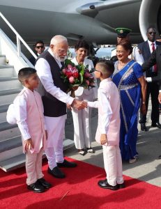 માનનીય પ્રધાનમંત્રી શ્રી Narendra Modi જીનું પોર્ટ ઑફ સ્પેન ખાતે ત્રિનિદાદ અને ટોબેગોના પ્રધાનમંત્રી શ્રીમતી કમલા પ્રસાદ-બિસ્સેસાર દ્વારા ઉષ્માભર્યું સ્વાગત કરવામાં આવ્યું. આ પ્રવાસ દરમ્યાન માનનીય પ્રધાનમંત્રી શ્રી નરેન્દ્ર મોદીજી ત્રિનિદાદ અને ટોબેગોના રાષ્ટ્રપતિશ્રી અને પ્રધાનમંત્રીશ્રી સાથે વાતચીત કરશે અને દ્વિપક્ષીય સંબંધોને મજબૂત બનાવવા પર ચર્ચા કરશે.