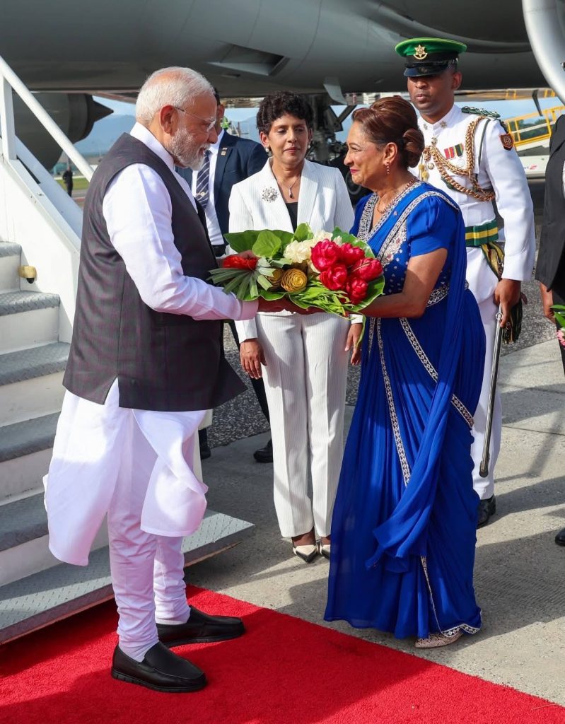 માનનીય પ્રધાનમંત્રી શ્રી Narendra Modi જીનું પોર્ટ ઑફ સ્પેન ખાતે ત્રિનિદાદ અને ટોબેગોના પ્રધાનમંત્રી શ્રીમતી કમલા પ્રસાદ-બિસ્સેસાર દ્વારા ઉષ્માભર્યું સ્વાગત કરવામાં આવ્યું. આ પ્રવાસ દરમ્યાન માનનીય પ્રધાનમંત્રી શ્રી નરેન્દ્ર મોદીજી ત્રિનિદાદ અને ટોબેગોના રાષ્ટ્રપતિશ્રી અને પ્રધાનમંત્રીશ્રી સાથે વાતચીત કરશે અને દ્વિપક્ષીય સંબંધોને મજબૂત બનાવવા પર ચર્ચા કરશે.