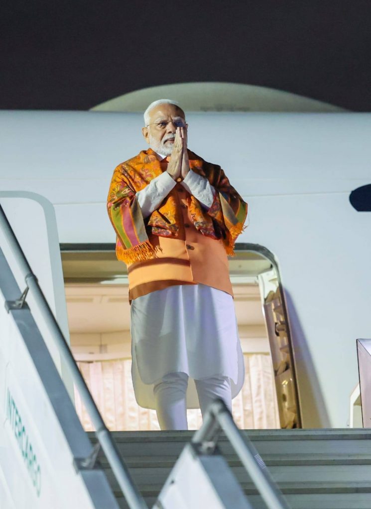 57 વર્ષમાં પ્રથમવાર ભારતીય પ્રધાનમંત્રીની આર્જેન્ટીનાની ઐતિહાસિક મુલાકાત... આર્જેન્ટીના પધારેલા માનનીય પ્રધાનમંત્રી શ્રી Narendra Modi જીનું બ્યુનોસ આયર્સ ખાતે ઉષ્માભર્યું સ્વાગત કરવામાં આવ્યું.