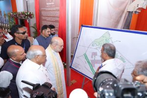 લોહપુરુષ સરદાર વલ્લભભાઈ પટેલની જન્મજયંતીના 150મા વર્ષ તેમજ આંતરરાષ્ટ્રીય સહકાર વર્ષની ઉજવણીના ભાગરૂપે આજે આણંદ ખાતે માનનીય કેન્દ્રીય ગૃહ અને સહકાર મંત્રી શ્રી Amit Shah ના શુભહસ્તે તેમજ માનનીય મુખ્યમંત્રી શ્રી Bhupendra Patel ની વિશેષ ઉપસ્થિતિમાં દેશની સૌપ્રથમ ત્રિભુવન સહકારી યુનિવર્સિટીનું ભૂમિપૂજન સંપન્ન થયું.   125 એકર વિસ્તારમાં અને આશરે ₹500 કરોડના ખર્ચે નિર્માણ થનાર ત્રિભુવન સહકારી યુનિવર્સિટી સહકારી આંદોલનને વેગ આપશે તેમજ ભવિષ્ય માટે પ્રશિક્ષિત માનવબળ તૈયાર કરશે.  આ કાર્યક્રમમાં કેન્દ્રીય રાજ્યમંત્રી શ્રી કૃષ્ણપાલ ગુર્જર, શ્રી મુરલીધર મોહોલ, વિધાનસભાના અધ્યક્ષ શ્રી શંકરભાઈ ચૌધરી સહિત મોટી સંખ્યામાં સહકારી ક્ષેત્રના આગેવાનો ઉપસ્થિત રહ્યાં.    #TribhuvanSahkariUniversity