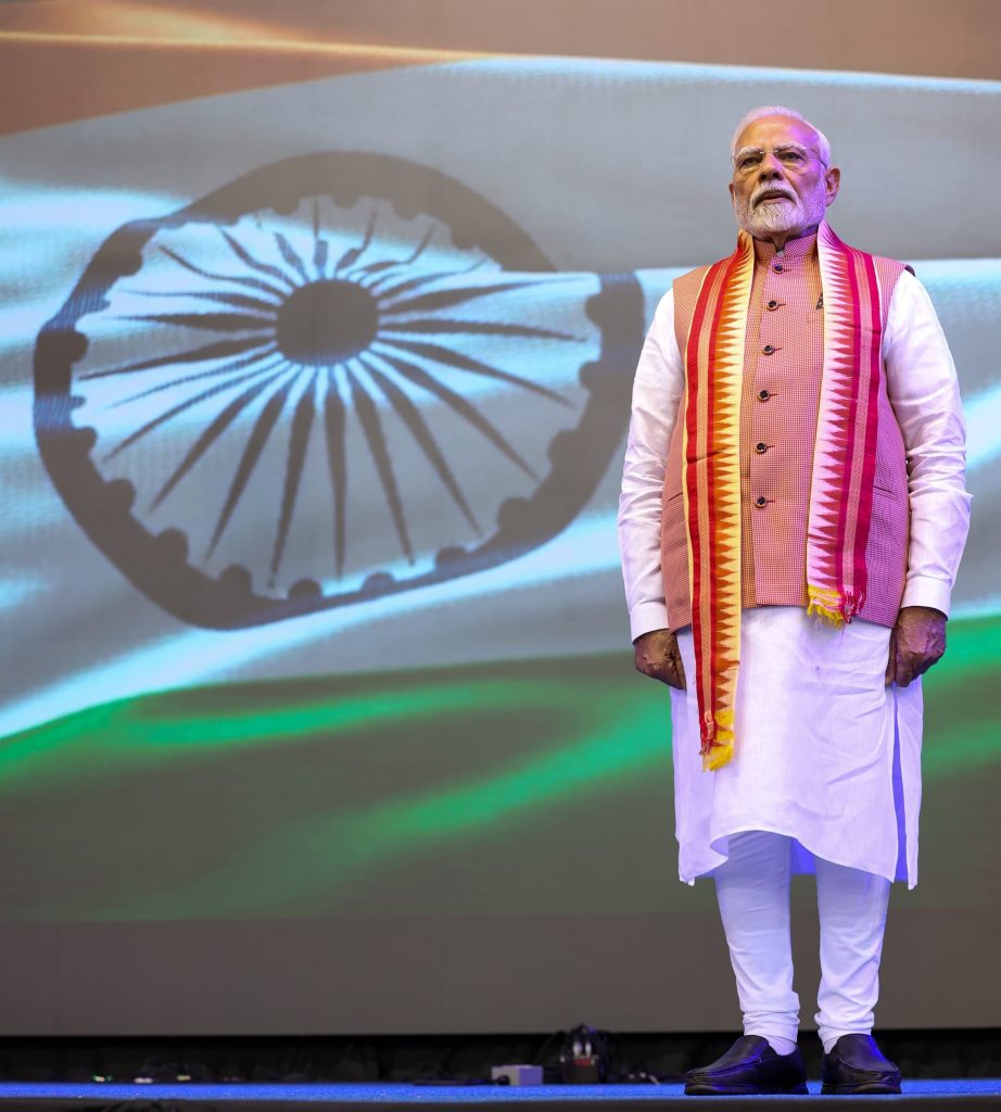 "The Indian diaspora is our pride." ત્રિનિદાદ અને ટોબેગોના પોર્ટ ઑફ સ્પેન ખાતે પધારેલા માનનીય પ્રધાનમંત્રી શ્રી Narendra Modi જીએ ભારતીય સમુદાયના ભવ્ય કાર્યક્રમમાં ભાગ લઈ સૌનું અભિવાદન ઝીલ્યું.  આ પ્રસંગે ત્રિનિદાદ અને ટોબેગોના પ્રધાનમંત્રી શ્રીમતી કમલા પ્રસાદ-બિસ્સેસાર વિશેષ ઉપસ્થિત રહ્યાં.