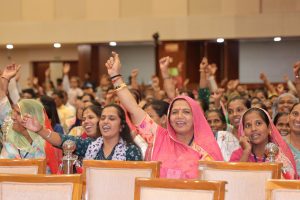 સશક્ત સરપંચ - સુશાસિત પંચાયત માનનીય મુખ્યમંત્રી શ્રી Bhupendra Patel ની અધ્યક્ષતામાં તથા કેન્દ્રીય જળશક્તિ મંત્રી અને પ્રદેશ અધ્યક્ષ શ્રી C R Paatil ની વિશેષ ઉપસ્થિતિમાં આજે ગાંધીનગરમાં મહાત્મા મંદિર ખાતે નવા ચૂંટાયેલ સરપંચશ્રીઓ અને સદસ્યશ્રીઓનો અભિવાદન સમારોહ યોજાયો.  આ પ્રસંગે પંચાયત વિભાગના વિવિધ વિકાસ કામો માટે ₹1200 કરોડથી વધુની ગ્રાન્ટની ફાળવણી ગ્રામ પંચાયતોને કરવામાં આવી તેમજ ‘સમરસ ગ્રામ યોજના’ હેઠળ 761 સમરસ ગ્રામ પંચાયતોને ₹35 કરોડથી વધુની પ્રોત્સાહક ગ્રાન્ટની ફાળવણી પણ કરવામાં આવી. #ViksitGramViksitGujarat