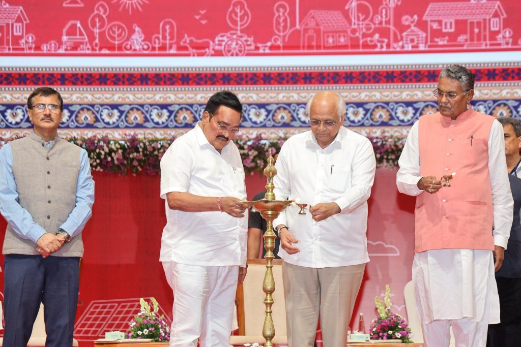 સશક્ત સરપંચ - સુશાસિત પંચાયત માનનીય મુખ્યમંત્રી શ્રી Bhupendra Patel ની અધ્યક્ષતામાં તથા કેન્દ્રીય જળશક્તિ મંત્રી અને પ્રદેશ અધ્યક્ષ શ્રી C R Paatil ની વિશેષ ઉપસ્થિતિમાં આજે ગાંધીનગરમાં મહાત્મા મંદિર ખાતે નવા ચૂંટાયેલ સરપંચશ્રીઓ અને સદસ્યશ્રીઓનો અભિવાદન સમારોહ યોજાયો.  આ પ્રસંગે પંચાયત વિભાગના વિવિધ વિકાસ કામો માટે ₹1200 કરોડથી વધુની ગ્રાન્ટની ફાળવણી ગ્રામ પંચાયતોને કરવામાં આવી તેમજ ‘સમરસ ગ્રામ યોજના’ હેઠળ 761 સમરસ ગ્રામ પંચાયતોને ₹35 કરોડથી વધુની પ્રોત્સાહક ગ્રાન્ટની ફાળવણી પણ કરવામાં આવી. #ViksitGramViksitGujarat