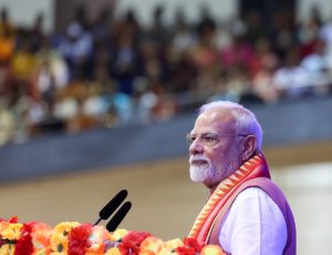 "The Indian diaspora is our pride." ત્રિનિદાદ અને ટોબેગોના પોર્ટ ઑફ સ્પેન ખાતે પધારેલા માનનીય પ્રધાનમંત્રી શ્રી Narendra Modi જીએ ભારતીય સમુદાયના ભવ્ય કાર્યક્રમમાં ભાગ લઈ સૌનું અભિવાદન ઝીલ્યું.  આ પ્રસંગે ત્રિનિદાદ અને ટોબેગોના પ્રધાનમંત્રી શ્રીમતી કમલા પ્રસાદ-બિસ્સેસાર વિશેષ ઉપસ્થિત રહ્યાં.