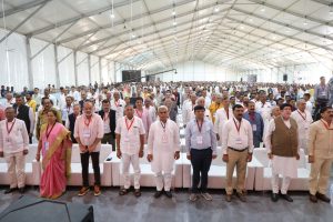 લોહપુરુષ સરદાર વલ્લભભાઈ પટેલની જન્મજયંતીના 150મા વર્ષ તેમજ આંતરરાષ્ટ્રીય સહકાર વર્ષની ઉજવણીના ભાગરૂપે આજે આણંદ ખાતે માનનીય કેન્દ્રીય ગૃહ અને સહકાર મંત્રી શ્રી Amit Shah ના શુભહસ્તે તેમજ માનનીય મુખ્યમંત્રી શ્રી Bhupendra Patel ની વિશેષ ઉપસ્થિતિમાં દેશની સૌપ્રથમ ત્રિભુવન સહકારી યુનિવર્સિટીનું ભૂમિપૂજન સંપન્ન થયું.   125 એકર વિસ્તારમાં અને આશરે ₹500 કરોડના ખર્ચે નિર્માણ થનાર ત્રિભુવન સહકારી યુનિવર્સિટી સહકારી આંદોલનને વેગ આપશે તેમજ ભવિષ્ય માટે પ્રશિક્ષિત માનવબળ તૈયાર કરશે.  આ કાર્યક્રમમાં કેન્દ્રીય રાજ્યમંત્રી શ્રી કૃષ્ણપાલ ગુર્જર, શ્રી મુરલીધર મોહોલ, વિધાનસભાના અધ્યક્ષ શ્રી શંકરભાઈ ચૌધરી સહિત મોટી સંખ્યામાં સહકારી ક્ષેત્રના આગેવાનો ઉપસ્થિત રહ્યાં.    #TribhuvanSahkariUniversity