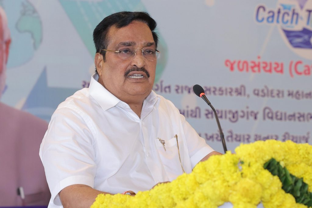 જળસંચય અભિયાન બની રહ્યું છે જનઆંદોલન... આજે વડોદરા ખાતે કેન્દ્રીય જળશક્તિ મંત્રી અને પ્રદેશ અધ્યક્ષ શ્રી C R Paatil ના શુભહસ્તે 'Catch the Rain' અભિયાન અંતર્ગત 218 રિચાર્જ બોરવેલના કાર્યનું ખાતમુહૂર્ત સંપન્ન થયું.  આ કાર્યક્રમમાં મેયર શ્રીમતી પિંકીબેન સોની, સાંસદ ડૉ. હેમાંગભાઈ જોષી, મહાનગરના પ્રમુખ ડૉ.જયપ્રકાશભાઈ સોની, ધારાસભ્ય શ્રી કેયુરભાઈ રોકડીયા સહિત ધારાસભ્યશ્રીઓ, મહાનગરના હોદ્દેદારશ્રીઓ અને મોટી સંખ્યામાં નગરજનો ઉપસ્થિત રહ્યાં.  #CatchTheRain