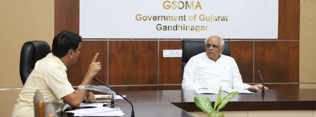 Chief Minister pays a surprise visit to the State Emergency Control Room this morning to personally assess the situation arising from the widespread rainfall across the state