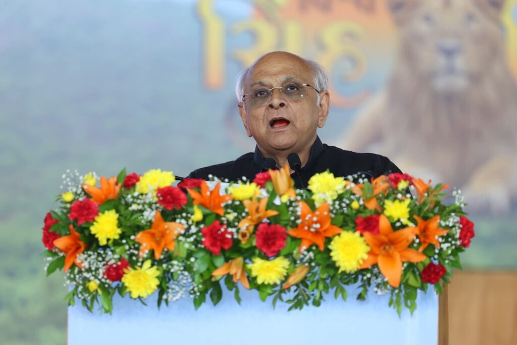 આજે 'વિશ્વ સિંહ દિવસ' અંતર્ગત દેવભૂમિ દ્વારકા જિલ્લાના ટીંબડી ખાતે માનનીય મુખ્યમંત્રી શ્રી Bhupendra Patel તથા કેન્દ્રીય મંત્રી શ્રી ભૂપેન્દ્ર યાદવજીની વિશેષ ઉપસ્થિતિમાં રાજ્યકક્ષાનો કાર્યક્રમ યોજાયો. આ કાર્યક્રમમાં વન અને પર્યાવરણ વિભાગના ₹179 કરોડના વિવિધ પ્રકલ્પોનું લોકાર્પણ અને ખાતમુહૂર્ત કરવામાં આવ્યું તેમજ એશિયાટિક સિંહોના સંરક્ષણ અને સંવર્ધનને દર્શાવતા 'Lion Estimation Report' પુસ્તકનું વિમોચન પણ કરાયું.  #WorldLionDay2025