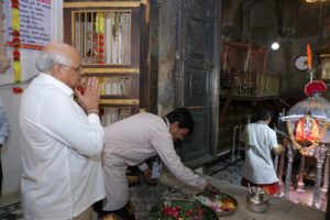 પવિત્ર શ્રાવણ માસના ત્રીજા સોમવાર નિમિતે માનનીય મુખ્યમંત્રી શ્રી Bhupendra Patel એ વડનગરમાં પૌરાણિક મહત્વ ધરાવતા હાટકેશ્વર મહાદેવના દર્શન અને પૂજા- અર્ચના કરી સૌ નાગરિકોની સુખાકારી, સમૃદ્ધિ અને શાંતિ માટે પ્રાર્થના કરી. હર હર મહાદેવ