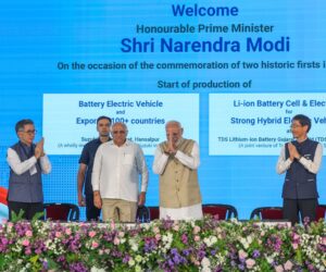 "अब दुनिया के दर्जनों देशों में जो EV चलेगी, उसमें लिखा होगा - MADE IN INDIA!" વિશ્વના સૌથી લોકપ્રિય નેતા અને આપણા યશસ્વી પ્રધાનમંત્રી શ્રી Narendra Modi જીએ આજે હાંસલપુર ખાતે મુખ્યમંત્રી શ્રી Bhupendra Patel ની વિશેષ ઉપસ્થિતિમાં સુઝુકી મોટરના હાઇબ્રિડ બેટરી ઇલેક્ટ્રોડ્સના સ્થાનિક ઉત્પાદનનું ઉદ્ઘાટન કર્યું અને MADE IN INDIA ઇલેક્ટ્રિક કાર ‘eVITARA’નું ફ્લેગ-ઓફ કરાવ્યું. આ સાથે જ પ્રધાનમંત્રીશ્રીએ આત્મનિર્ભર ભારત અભિયાનને વેગ આપવા સાથે જાપાન ‘વિકસિત ભારત@2047’ના નિર્માણમાં એક વિશ્વસનીય પાર્ટનર બનીને સાથે ચાલશે તેવો વિશ્વાસ વ્યક્ત કર્યો હતો. #PMinGujarat